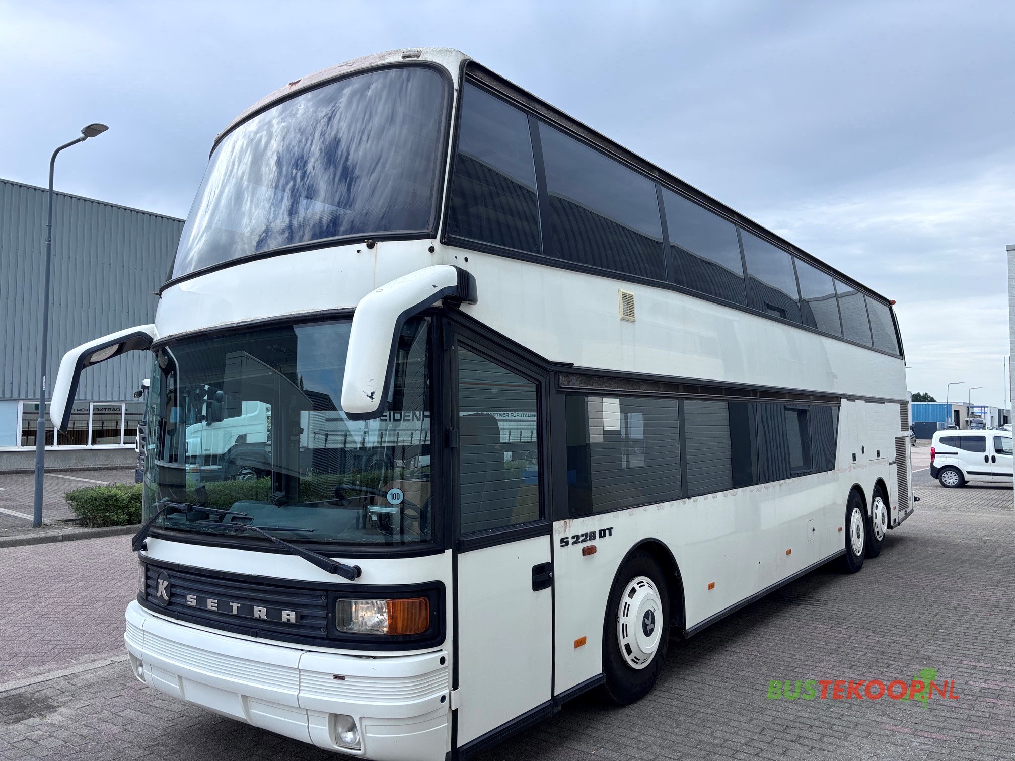 Featured image for “Setra S228 DT Dubbeldekker voor ombouw tot camper / woonbus”