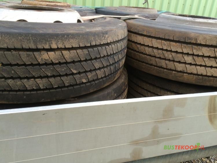 Featured image for “Banden met velg 275/70/22,5 profiel 90%”